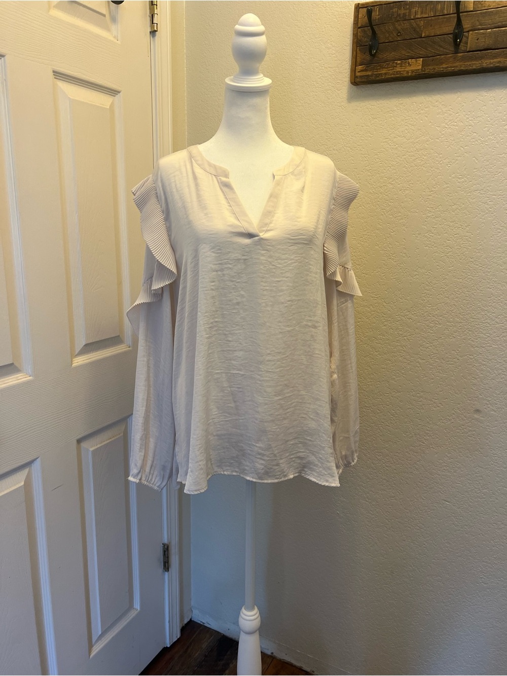 Simply Vera Vera Wang Cream Cold-Shoulder Ruffle V-Neck Blouse